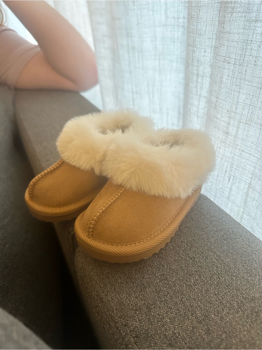 Target Cat and Jack Toddler Tan
Faux Suede & Fur Sherpa
Lining Slippers shoes